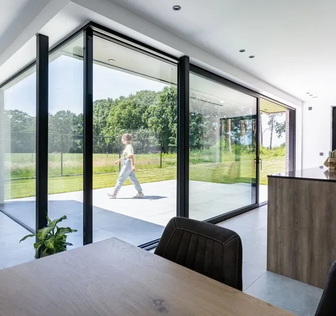 Reynaers MasterPatio Schiebeanlage mit Ganzglas-Ecke