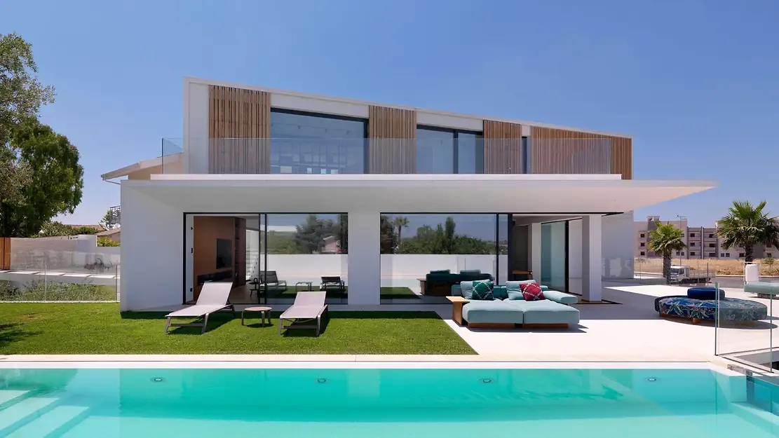 Schüco Panorama-Schiebetüren an moderner Villa mit Pool