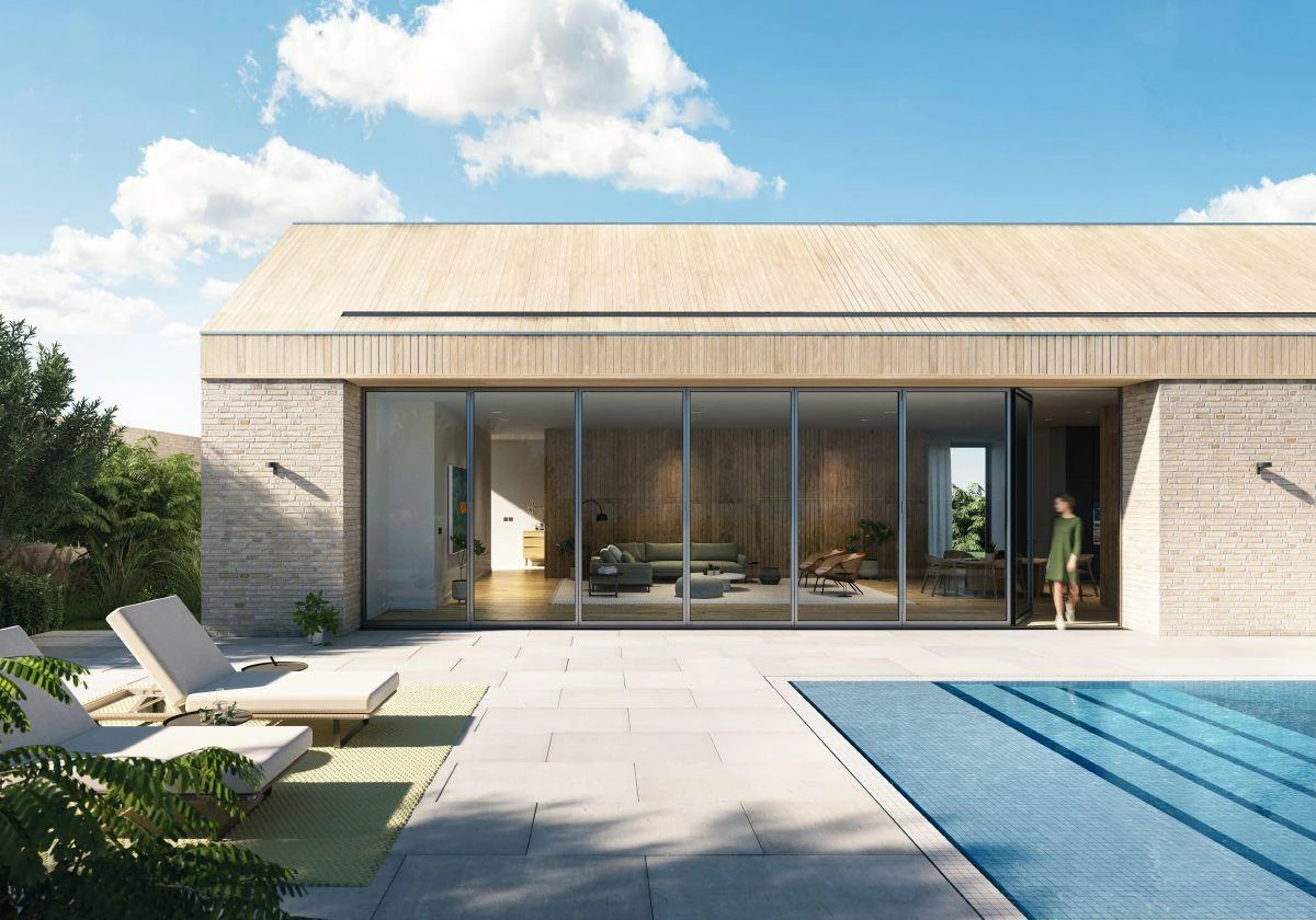 Breite Schüco Glasfaltwand zu einer Poolterrasse