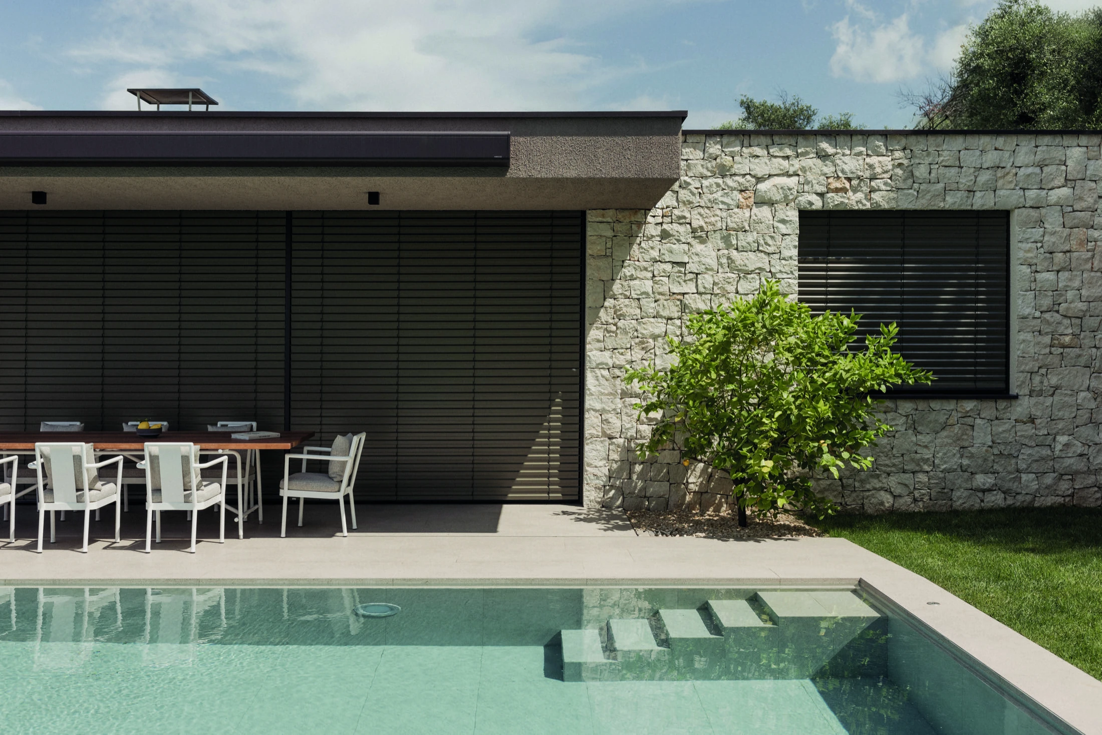 Modernes Haus mit außenliegenden Raffstores und Pool