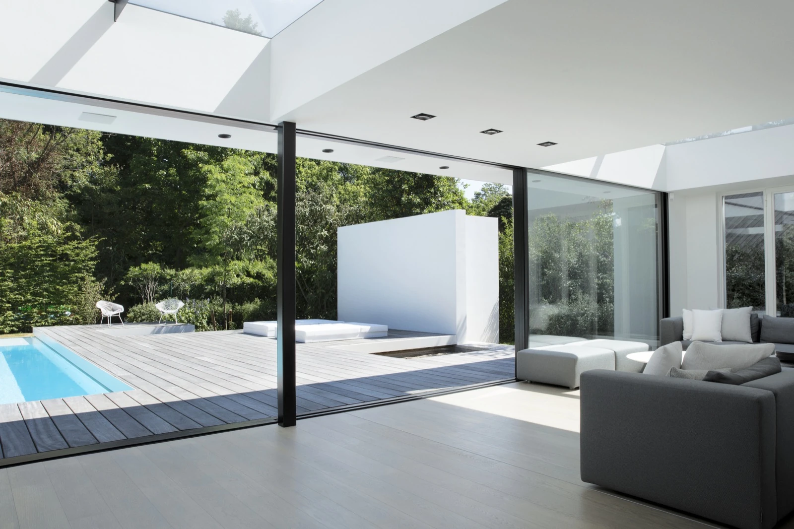 Reynaers HiFinity Aluminium-Glasschiebetüren in moderner Architektur