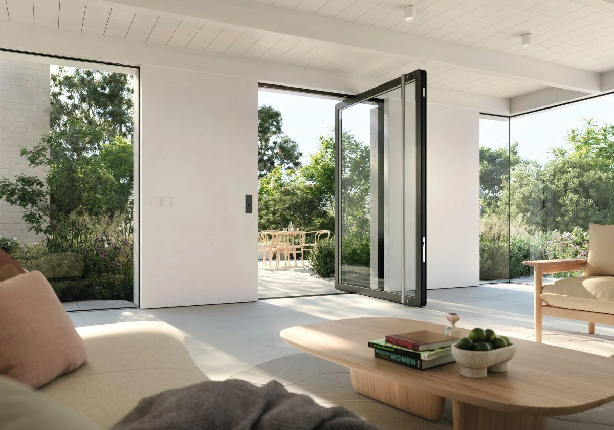 Große geöffnete Schüco AD AL 75 Aluminium-Pivot-Tür in einem modernen hochwertigen Wohnhaus