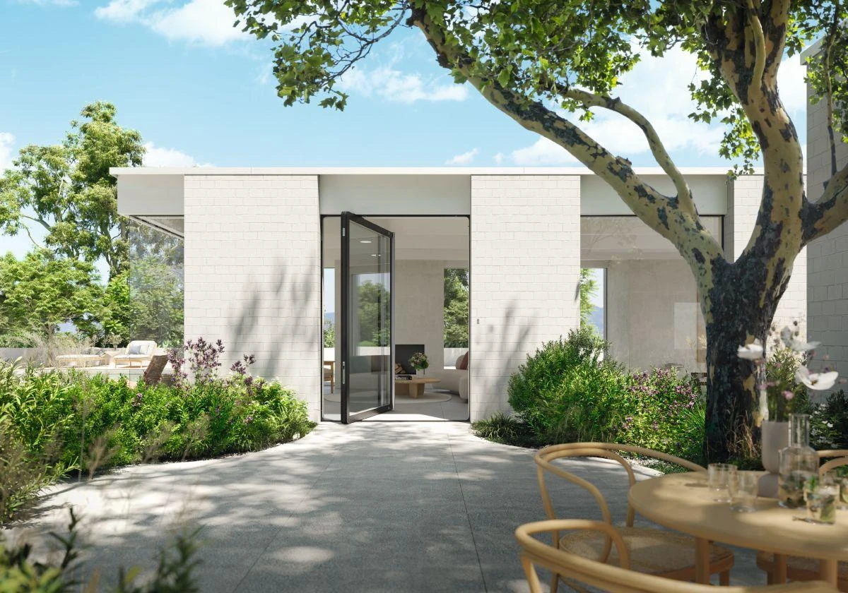 Geöffnete raumhohe Aluminium-Pivot-Tür aus Glas zu einem begrünten Innenhof
