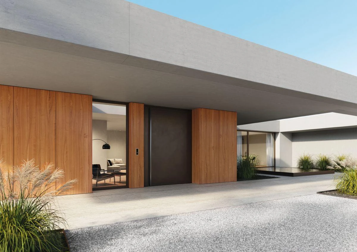 Großer flächenbündiger Aluminium-Pivot-Eingang in eine moderne Holz-Beton-Fassade integriert