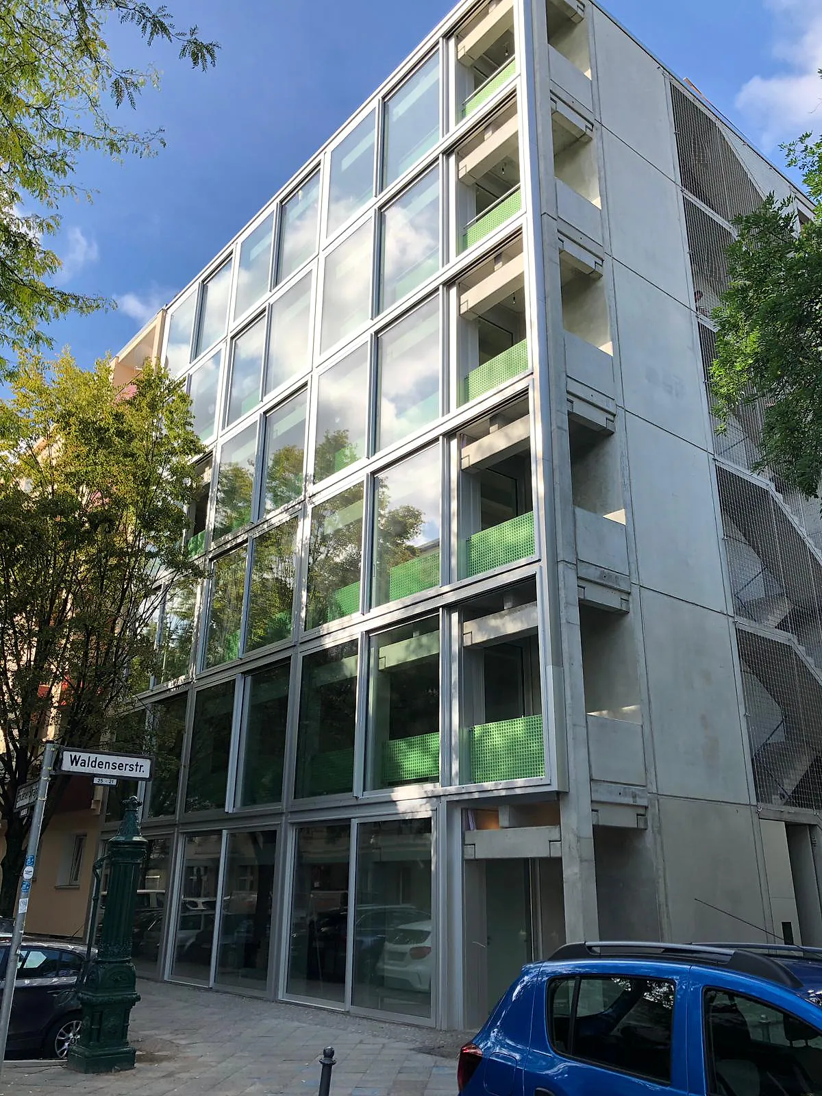Mehrgeschossiges Gebäude mit großformatiger Aluminium-Glasfassade