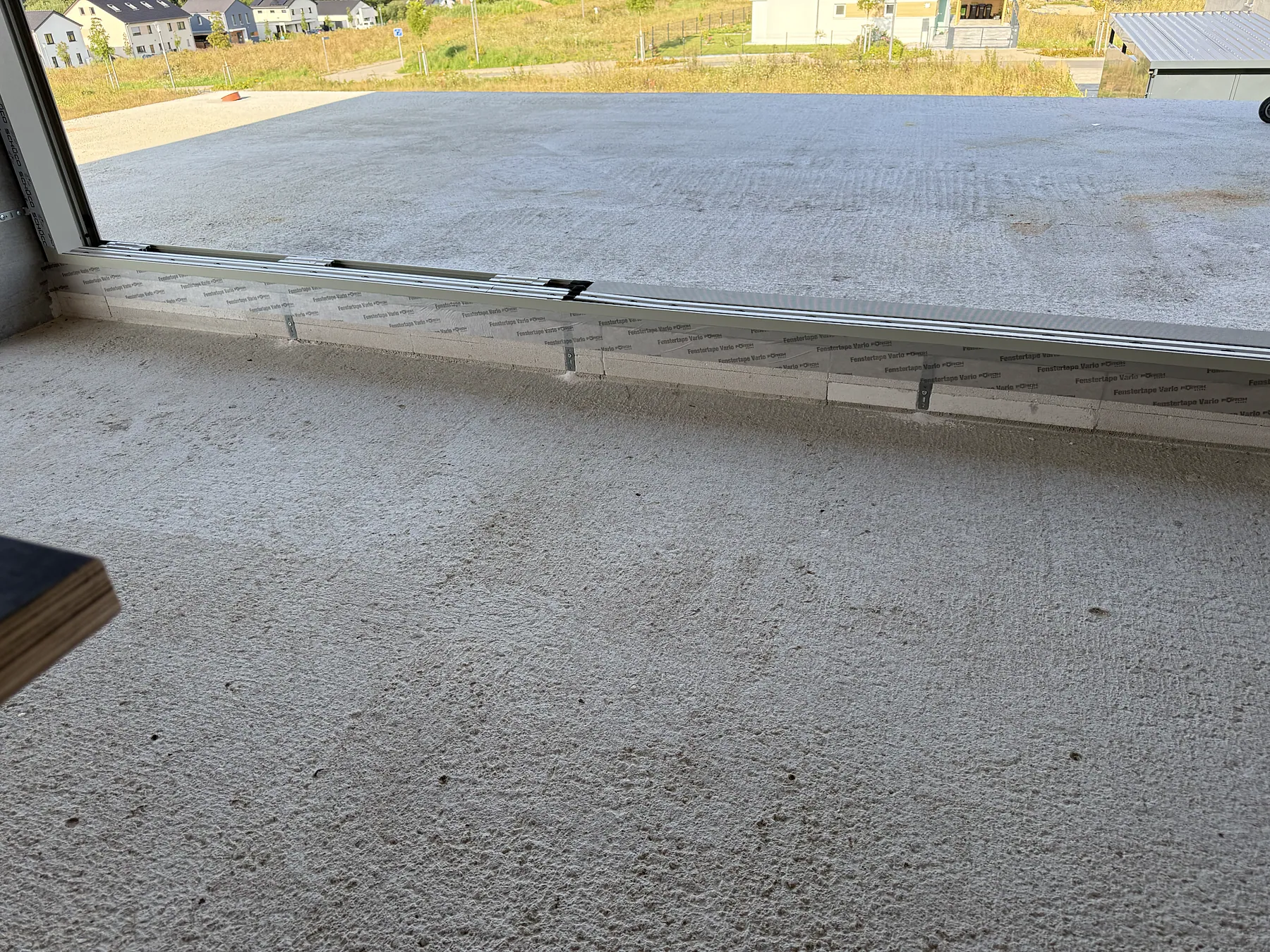 Montagedetail einer bodennahen Aluminiumschiebetür-Schwelle im Neubau