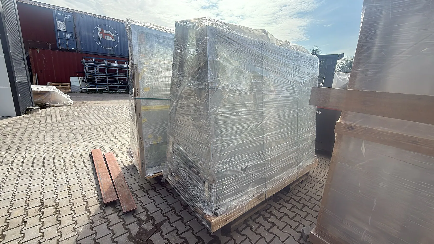 Folierte und auf Paletten gesicherte Aluminiumfenster für den internationalen Export