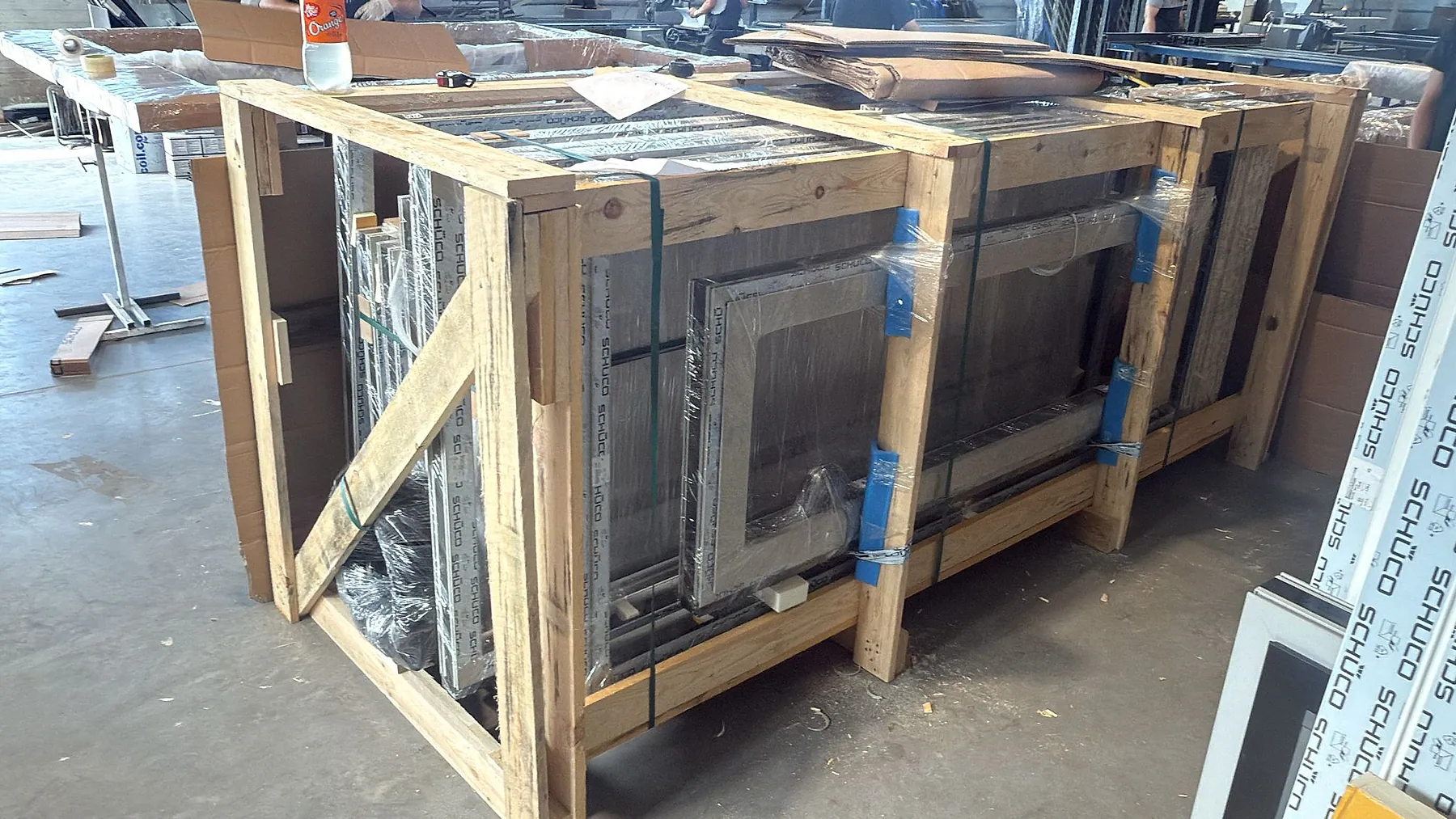 Maßgefertigte Aluminiumfenster in einer stabilen Transportkiste aus Holz