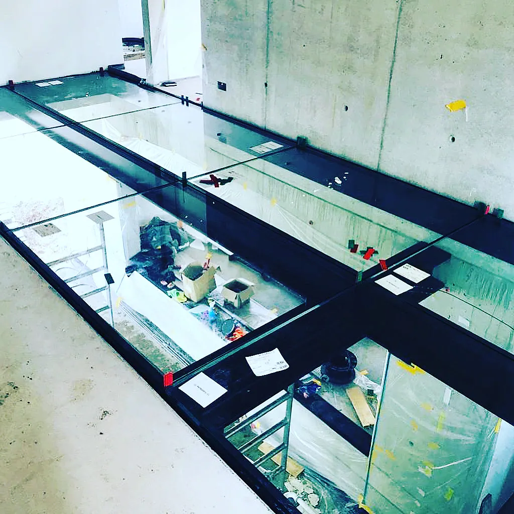 Begehbare Glasdecke mit Aluminium-Pfosten-Riegel-Konstruktion in einem Gebäude