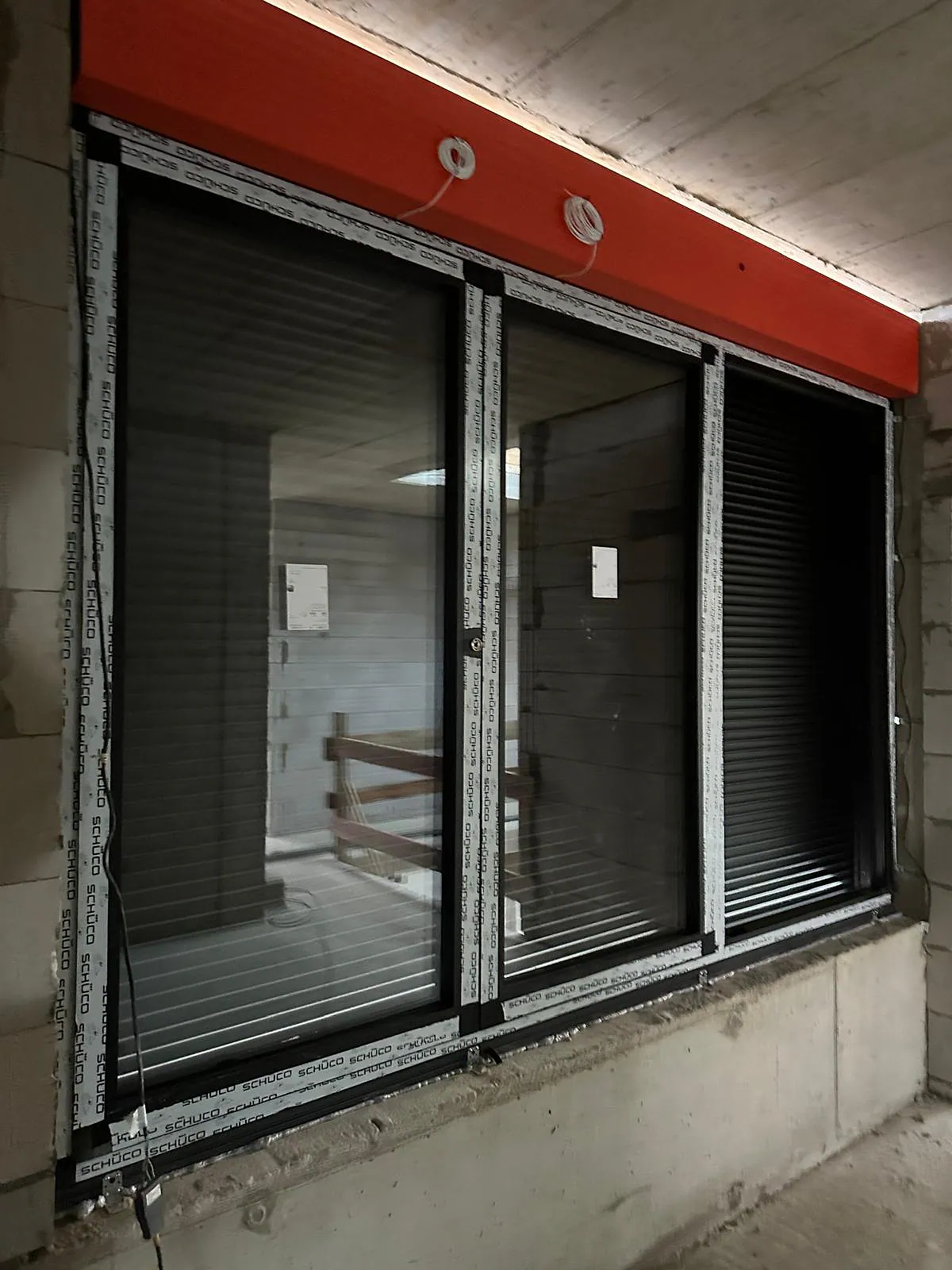 Dreiteilige Aluminiumfenster-Anlage mit integrierten Rollläden im Neubau