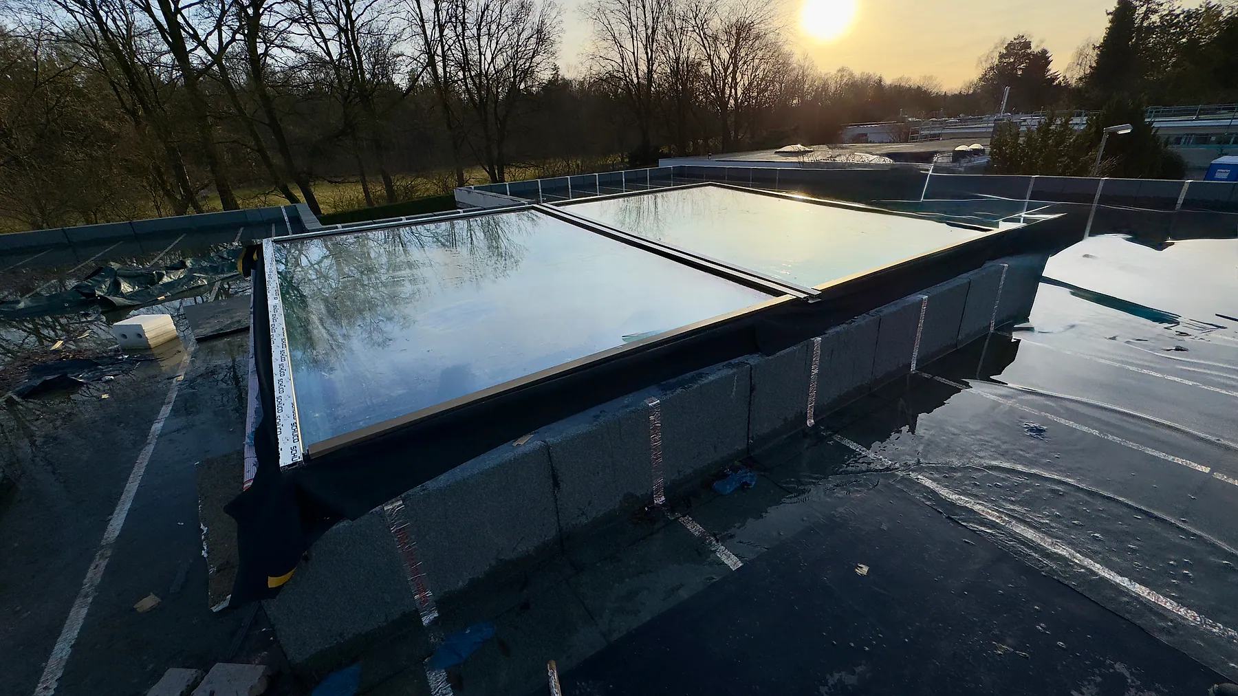 Großflächige Dachverglasung aus Aluminium und Isolierglas im Abendlicht