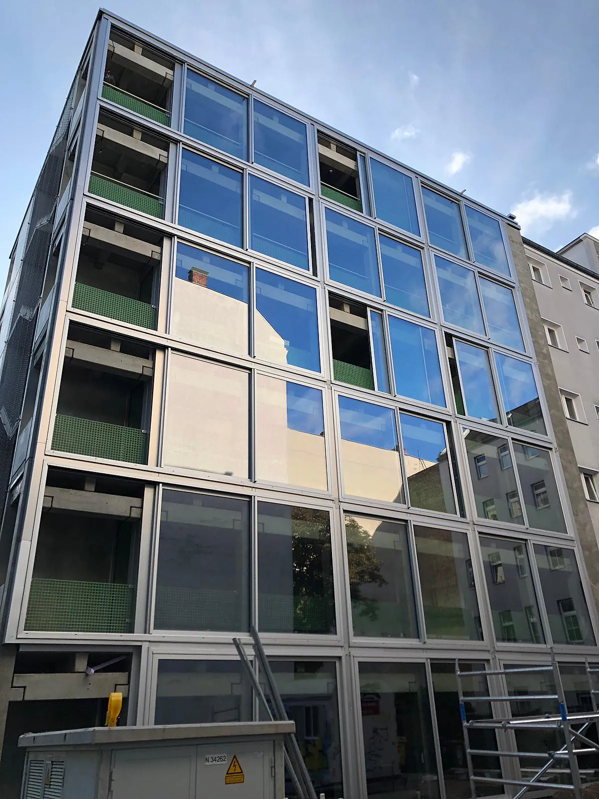 Mehrfamilienhaus mit großformatiger Aluminium-Fassadenverglasung