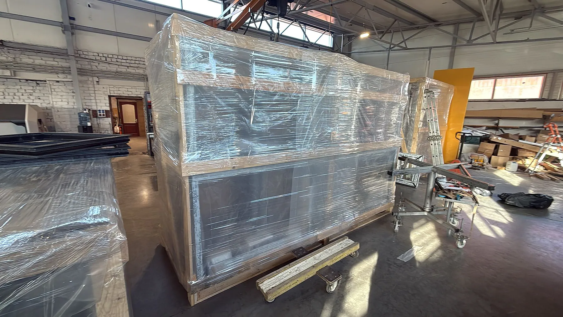 Großformatiges Aluminiumelement vollständig foliert und für den Versand in der Werkstatt vorbereitet
