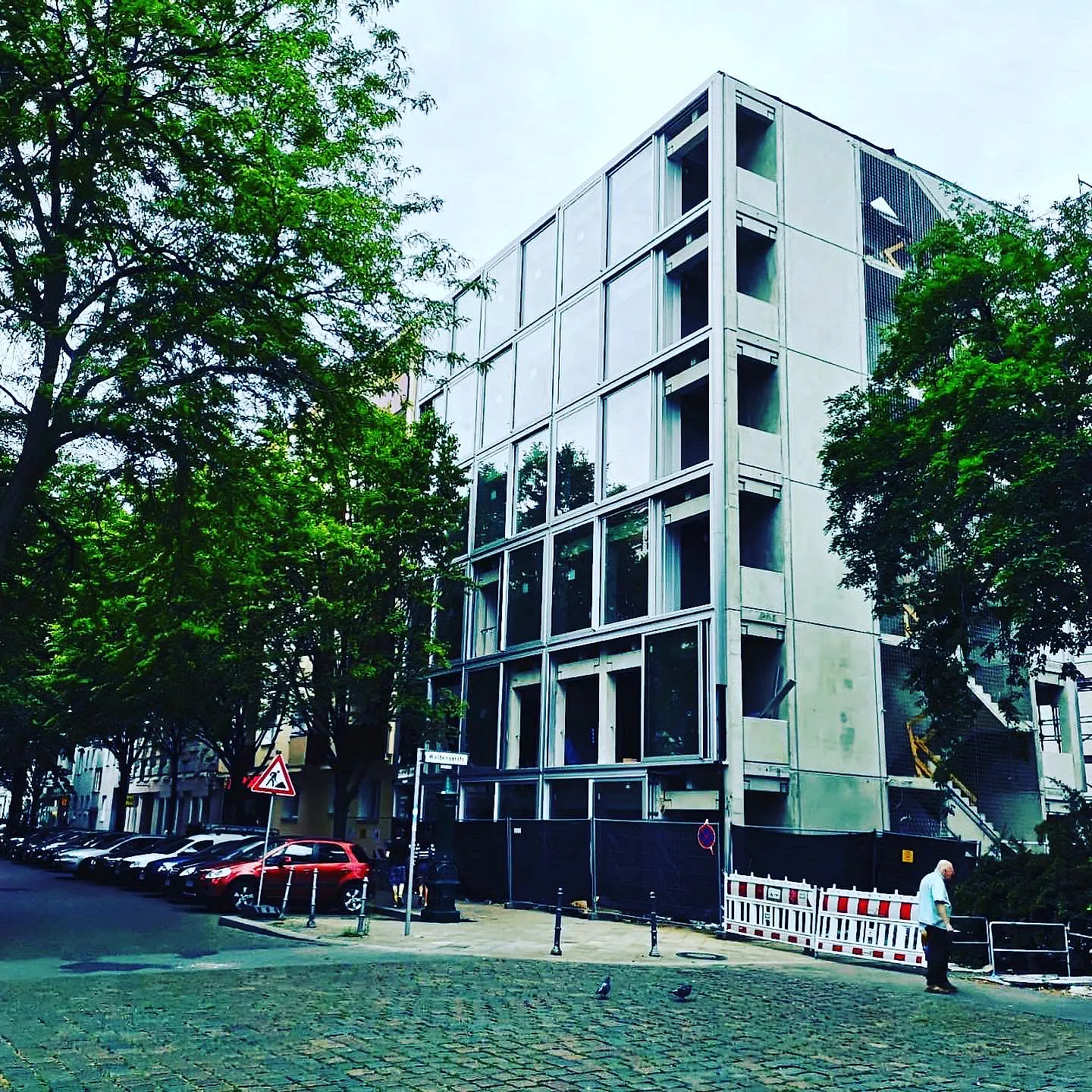 Städtisches Gebäude mit mehrgeschossiger Aluminium-Glasfassade während der Bauphase
