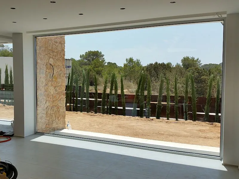 Innenansicht einer Villa mit sehr breitem Aluminium-Panoramafenster