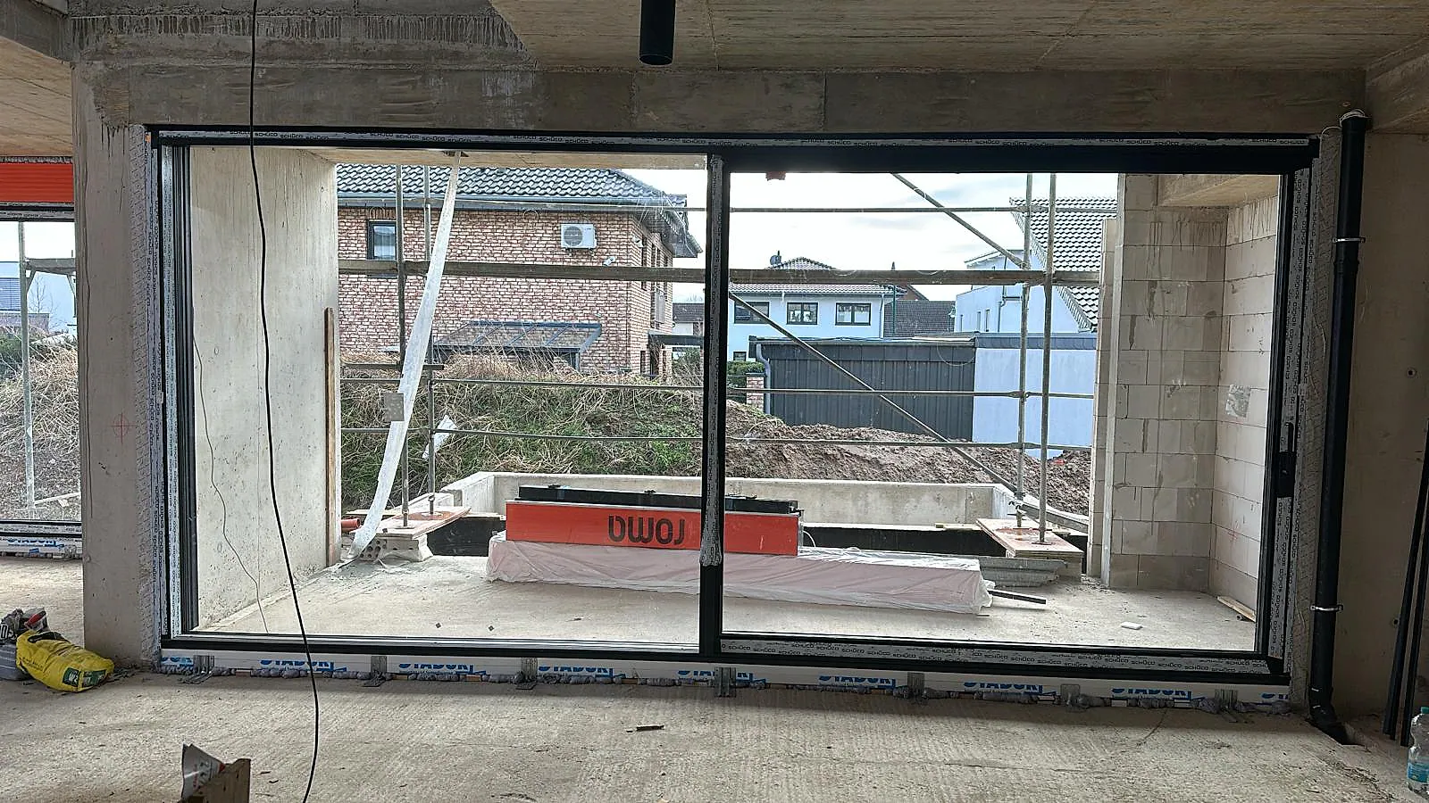 Raumhohe Aluminium-Fensterfront in einem Wohnhaus-Rohbau