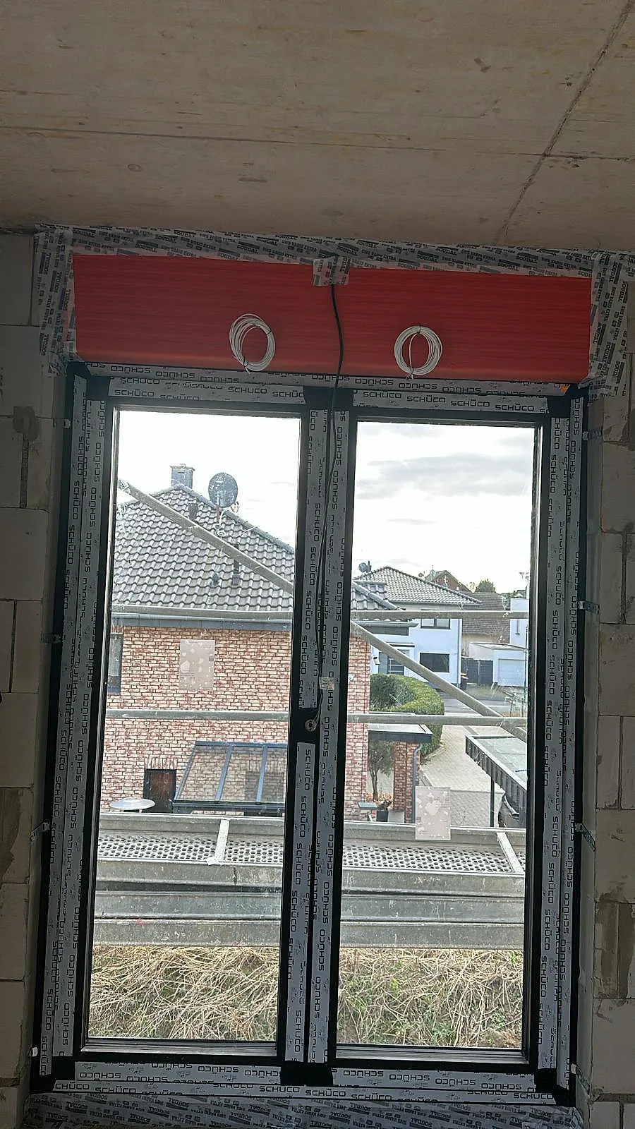 Schüco Aluminiumfenster mit vorbereitetem Vorbaurollladen im Rohbau