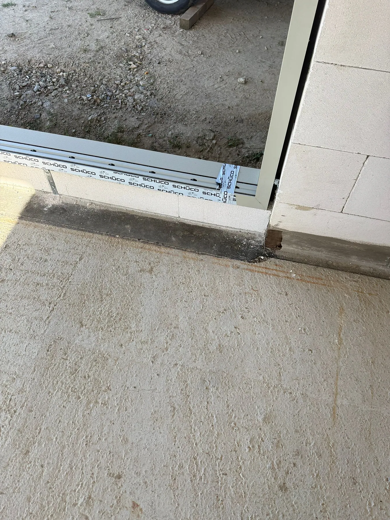 Schüco Bodenschwelle einer Aluminium-Schiebetür während der Rohbau-Montage