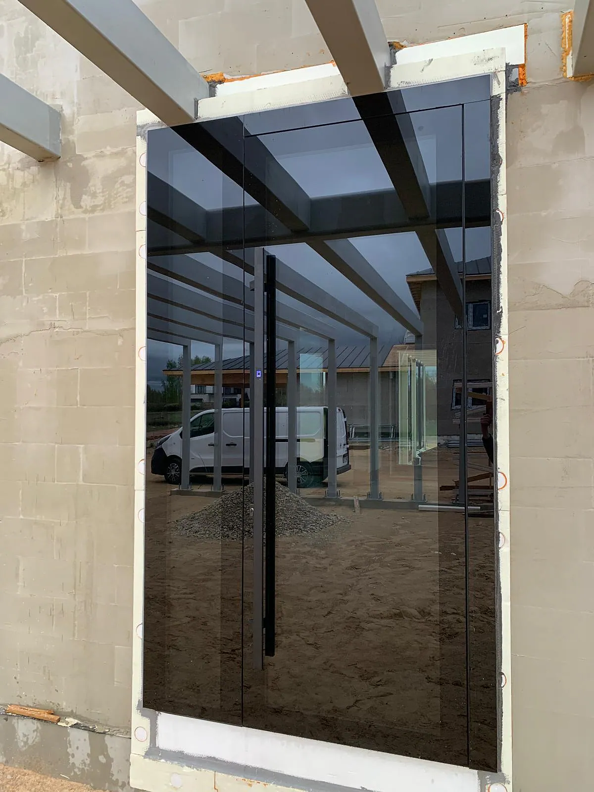 Schwarze flügelüberdeckende Aluminium-Haustür mit glänzender Glasoberfläche und langem Griff