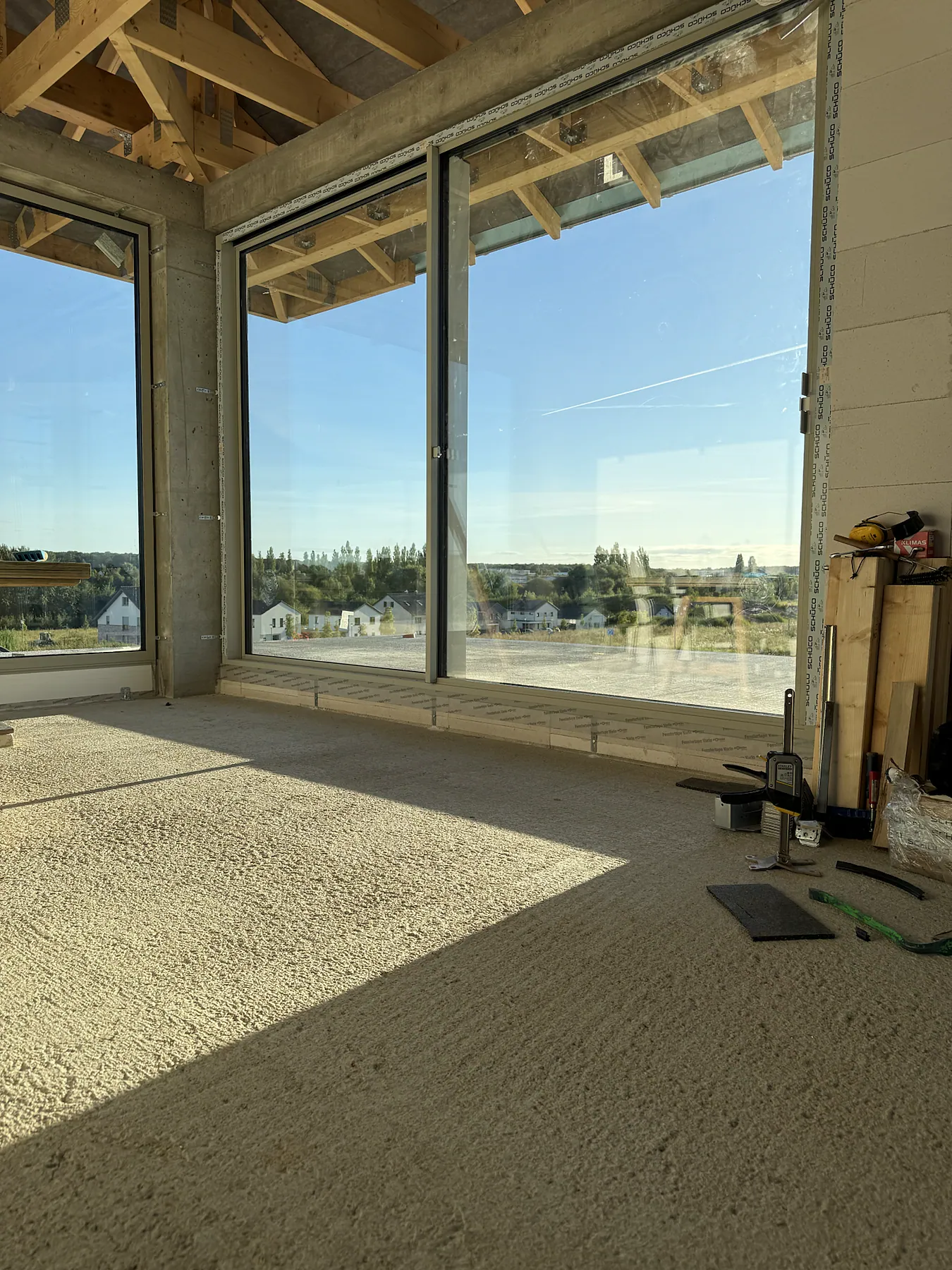 Innenansicht einer Villa mit raumhoher Panoramaverglasung und Aluminium-Schiebetür