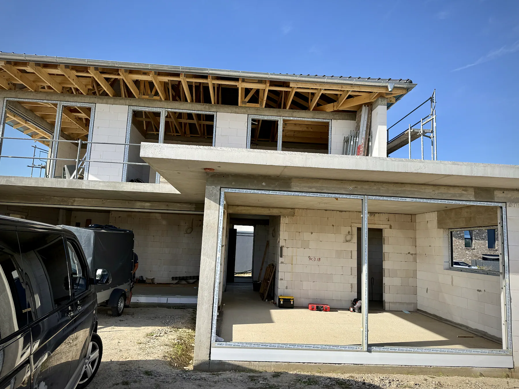 Villa im Rohbau mit montierten großformatigen Aluminiumfenster-Anlagen
