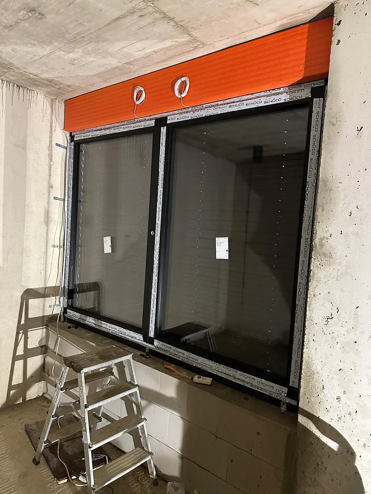 Zweiteiliges Aluminiumfenster mit außenliegendem Rollladen und vorbereitetem Elektroanschluss
